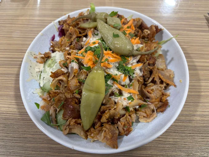 Frischer Dönerteller mit Salat, Peperoni und Soßen