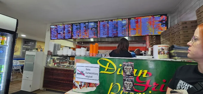 Die Theke bei Dilan Grill mit Speisekartentafeln
